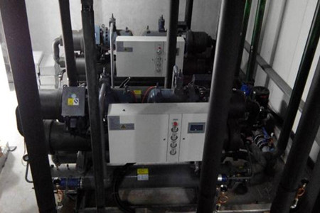 為什么水冷螺桿式冷水機(jī)組中會有污垢沉積？