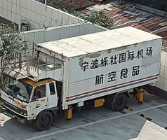 公司售服對(duì)機(jī)場(chǎng)中央廚房系統(tǒng)冷卻用冷水機(jī)進(jìn)行回訪，發(fā)現(xiàn)風(fēng)險(xiǎn)，解決問(wèn)題